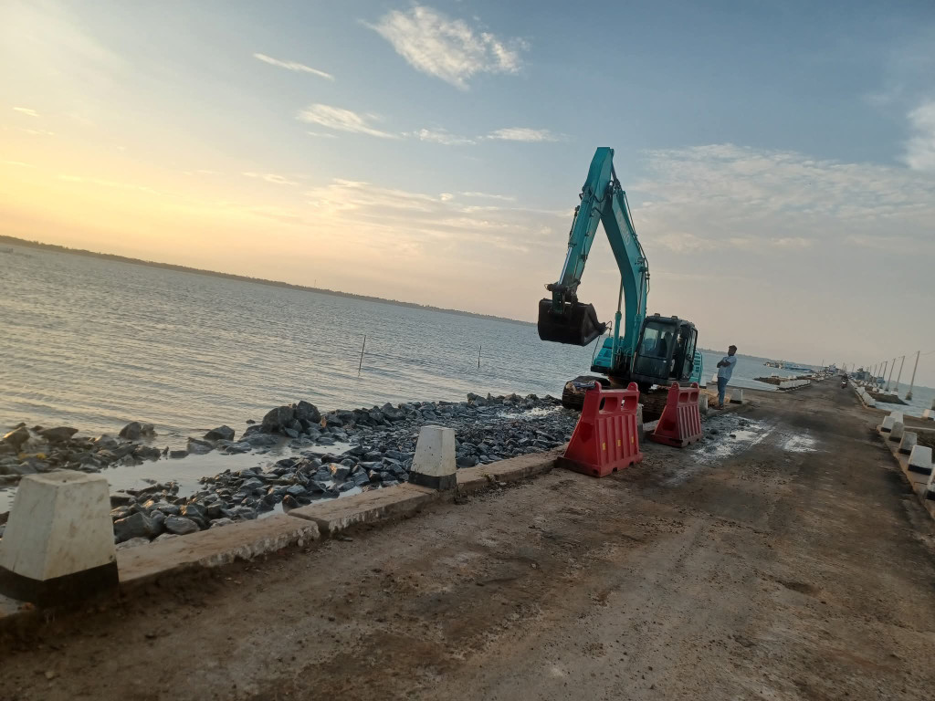 யாழ்ப்பாணம் குறிகாட்டுவான் இறங்குதுறைக்கு செல்லும் பாதை துரிதகதியில் புனரமைக்கப்பட்டு வருகிறது.