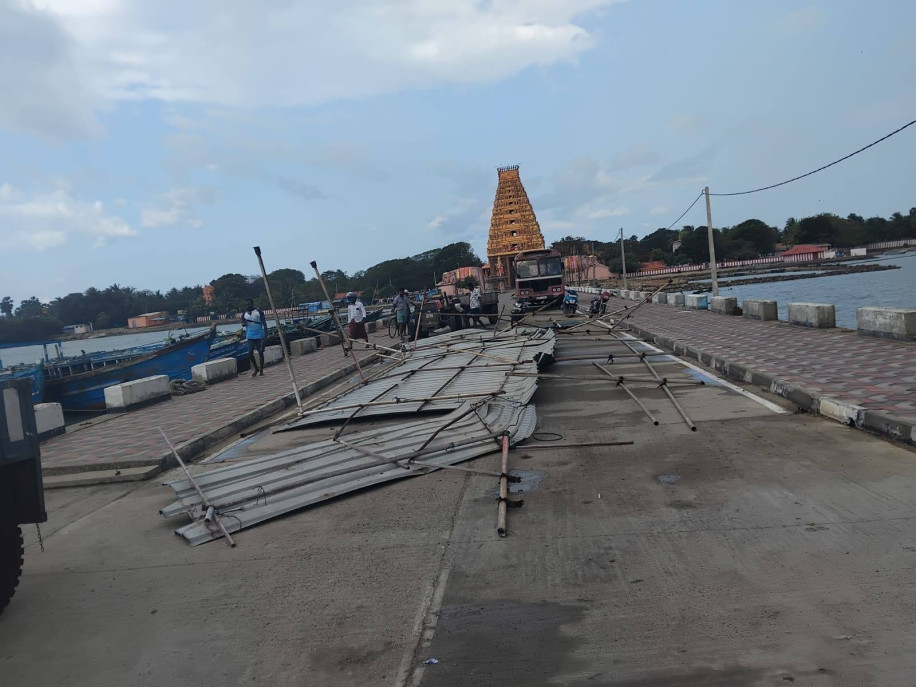 நயினாதீவில் வீசிய திடீர் மினிசூறாவளி, தகரக்கொட்டகை தூக்கி வீசப்பட்டு சேதமடைந்துள்ளது