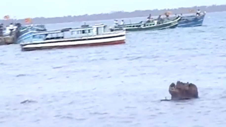 Alakadal thaluvum nayinai nakaril